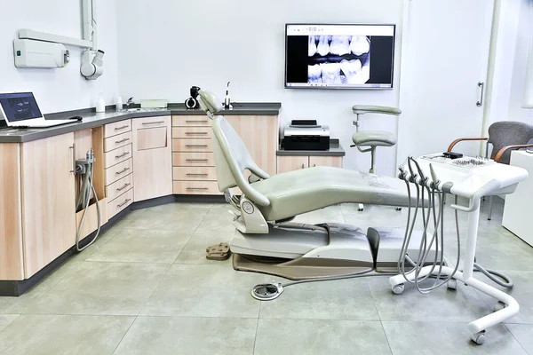 Wygodne Krzesło Stojak Przyrządami Stomatologicznymi Zlokalizowane Pobliżu Szafek Monitor Zębami — Zdjęcie stockowe