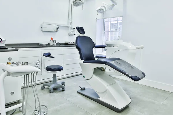 Nowoczesny Sprzęt Wygodne Krzesło Znajdujące Się Wewnątrz Lekkiego Gabinetu Dentystycznego — Zdjęcie stockowe