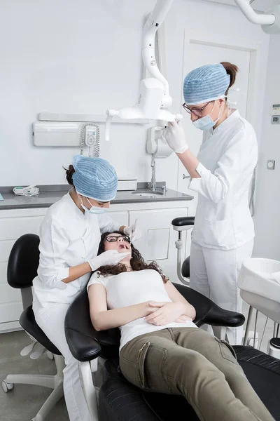 Lekarz Asystent Mundurze Medycznym Badający Zęby Młodej Damy Podczas Pracy — Zdjęcie stockowe