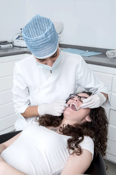Dentystka Mundurze Medycznym Lateksowych Rękawiczkach Lustrem Sprawdzania Zębów Młodej Damy — Zdjęcie stockowe