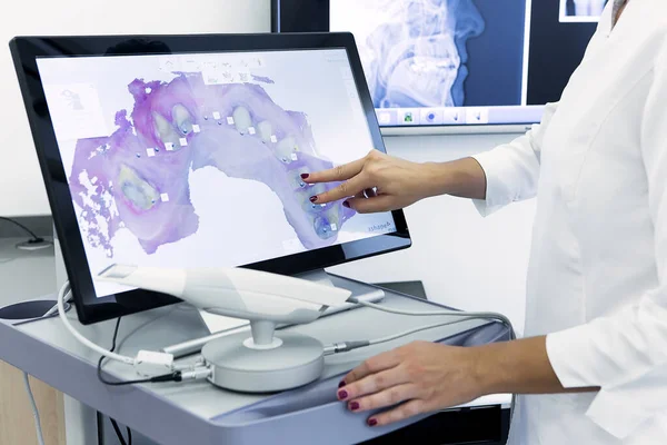 Çağdaş klinikte çalışırken hasta dişlerinin 3 boyutlu taramasını yapan tanınamayan bir doktor.