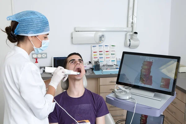 Médica Uniforme Médico Luvas Fazendo Varredura Dos Dentes Homem Perto — Fotografia de Stock