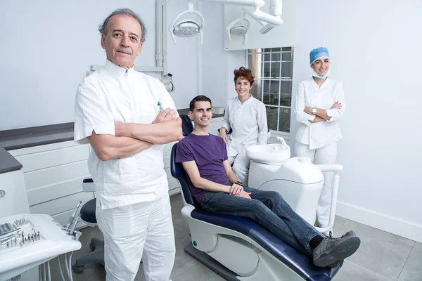 Zespół Pozytywnych Dentystów Szczęśliwy Pacjent Uśmiechający Się Patrzący Kamerę Nowoczesnym — Zdjęcie stockowe