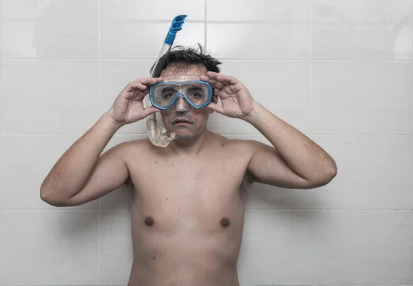 赤身裸体的成熟男子戴上护目镜 站在浴室里看着相机 并假装在检疫期间去海滩 — 图库照片