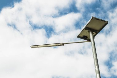 Güneş paneli bulut ve mavi gökyüzü alanı aydınlatma ile