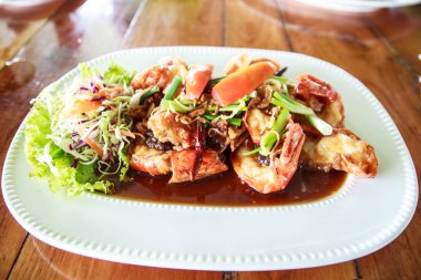 Tay gıda, derin kızarmış karides demirhindi sos ile.