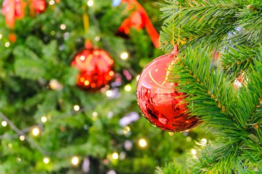 Sahte Noel ağacı ve blurr kırmızı chrismas topun yumuşak odak