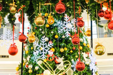 Birçok renkli Noel top asmak ile ribbin tarafından Noel yüz 