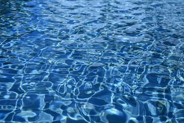 Pequeñas olas en la superficie del agua — Foto de Stock