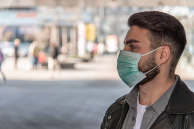 Corona - yüz maskesi takan bir adamla covid-19 konsept resmi