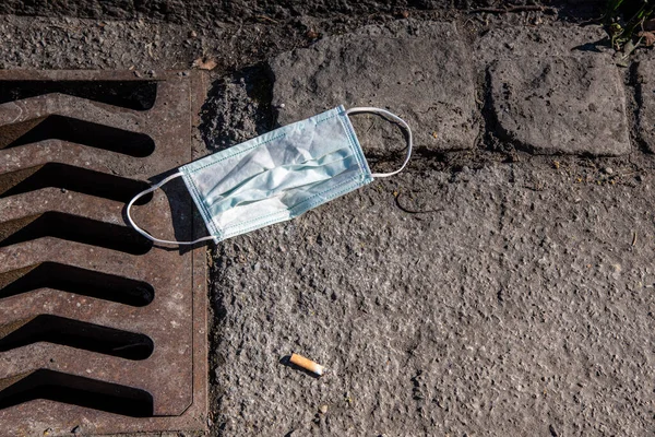 Discarded Face Mask Lies Floor Next Sewer Manhole — Stock Photo, Image