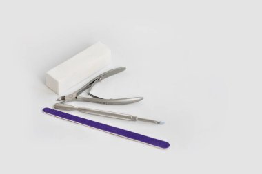 Beyaz arkaplanda manikür araçları