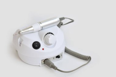 Beyaz arka planda manikür için beyaz kesici