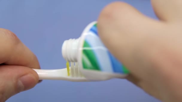 Poner demasiada pasta de dientes en un cepillo — Vídeo de stock