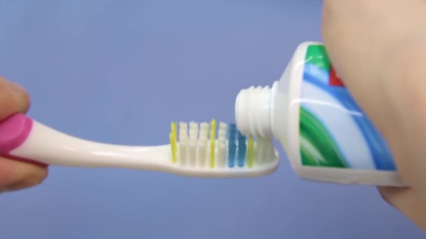 Fırçaya çok az diş macunu sür. — Stok video