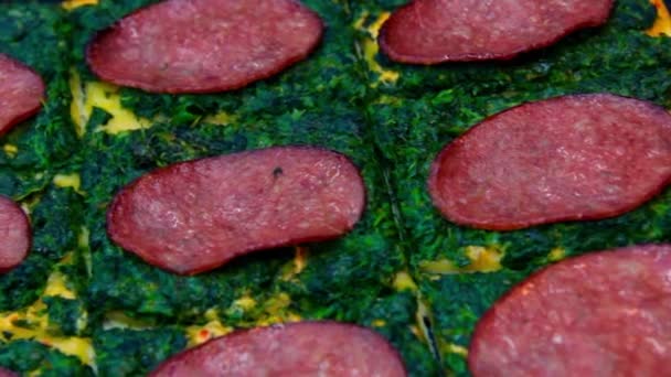 Pizza aux épinards. Gros plan. fromage à saucisse — Video