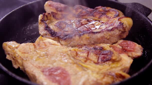 Per cuocere un pezzo di carne in una padella, l'uomo ha messo nella padella un pezzo di maiale crudo e rosso, una padella in ghisa. — Video Stock