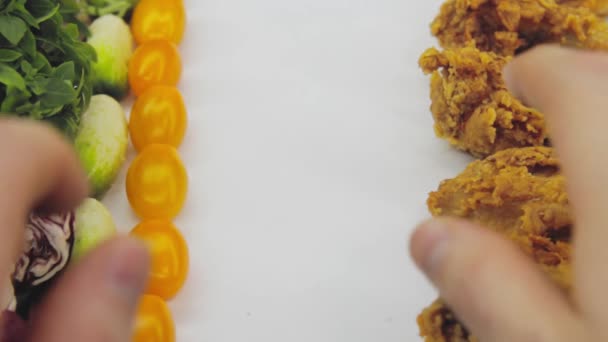 Hand i hand väljer mellan skräpmat och hälsosam mat bestämmer sig för att ta både — Stockvideo