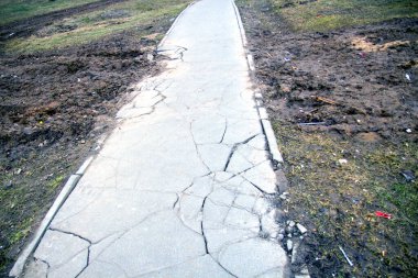 Yol toprak ve toprak içinde. Traktörlerden alınan izler yolu yok etti.