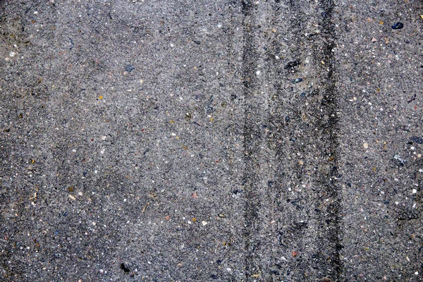 Следы шин на тротуаре. Фоновая текстура . — стоковое фото
