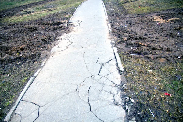 Yol toprak ve toprak içinde. Traktörlerden alınan izler yolu yok etti.
