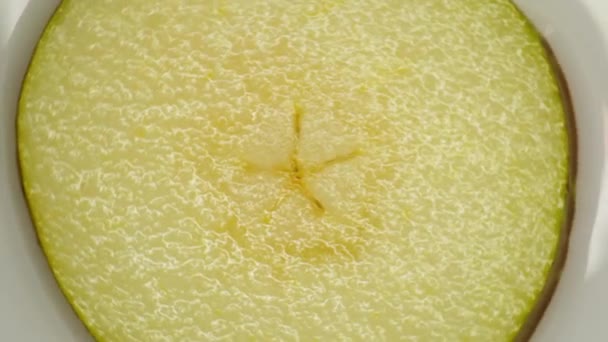 Gros plan de poires avec de l'eau. Rotation sur une plaque tournante, sur un fond blanc . — Video