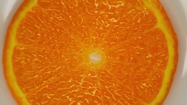 Pomarańczowy plasterek owoców skręcić na białym tle. Koncepcja zdrowego odżywiania, płaskie układanie, widok z góry — Wideo stockowe