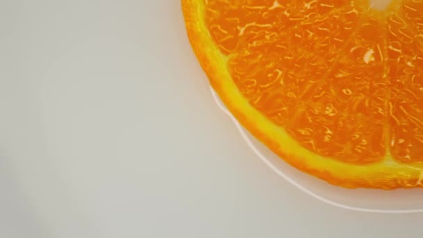 Orange skiva frukt slå på en vit bakgrund. Friska kost koncept, platt låg, ovanifrån — Stockvideo