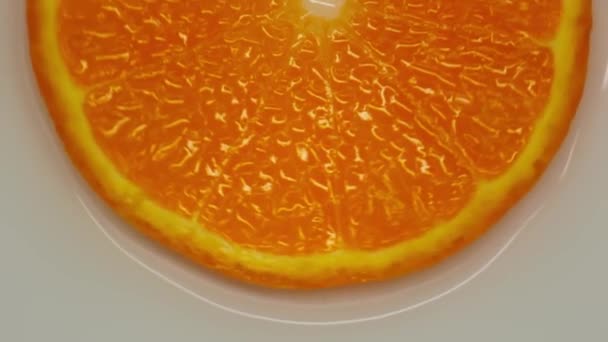 Il frutto di fetta arancione gira su uno sfondo bianco. Note di alimentazione concetto, flat lay, vista dall'alto — Video Stock