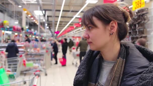 La mujer hermosa comprador está esperando en la fila en el cajero en el centro comercial. desenfoque de fondo — Vídeos de Stock