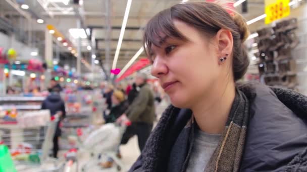 Alıcı güzel kadın alışveriş merkezindeki kasiyerde sırada bekliyor. arkaplan bulanıklığı — Stok video