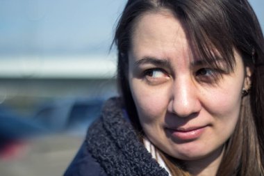 Uzun kıvırcık saçlı güzel bir kız.