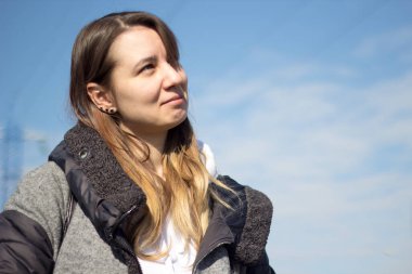 Uzun kıvırcık saçlı güzel bir kız.