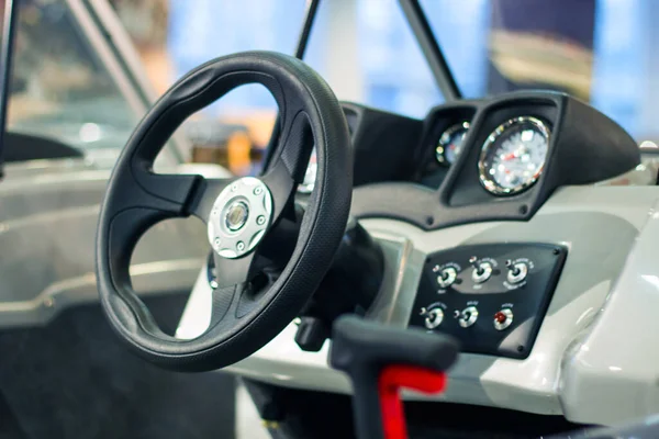 Motorlu tekne kokpit yatı kontrol köprüsünün alet paneli ve direksiyonu.