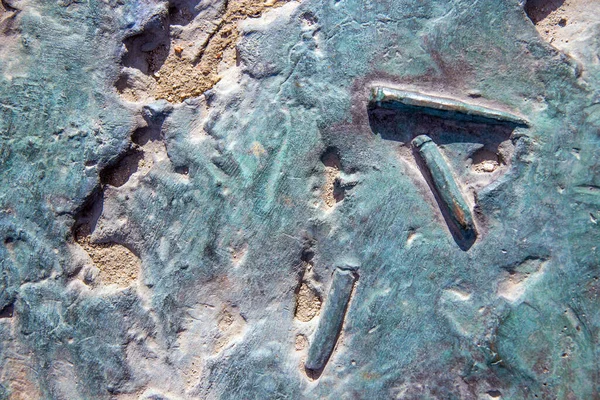 Παλιά πυρομαχικά ριζωμένα στην πέτρα. Στρατιωτική αντίληψη. Λίθινες κηλίδες — Φωτογραφία Αρχείου