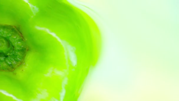 Groene paprika op een draaiende groene achtergrond. Begrepen, ruimte. Bovenaanzicht. Sluitingsdatum — Stockvideo
