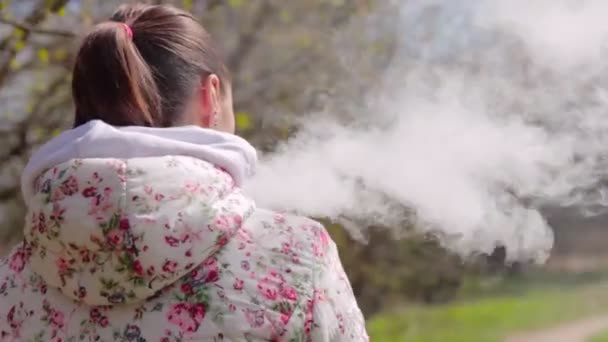 Meisje gaat en rookt in de natuur — Stockvideo