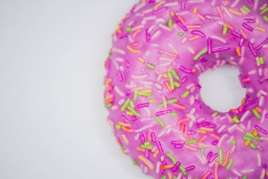 Mor donut manzaralı. Beyaz arkaplan kopyalama alanı