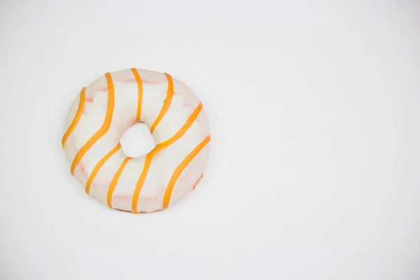 Donut amarelo vista superior. Espaço de cópia de fundo branco — Fotografia de Stock