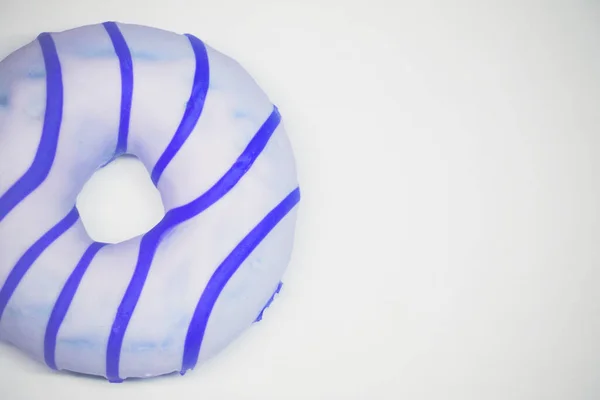 Azul donut vista superior. Espaço de cópia de fundo branco — Fotografia de Stock