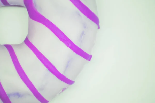 Vista superior do donut violeta. Espaço de cópia de fundo branco — Fotografia de Stock