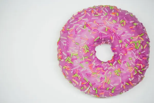 Roxo donut vista superior. Espaço de cópia de fundo branco — Fotografia de Stock