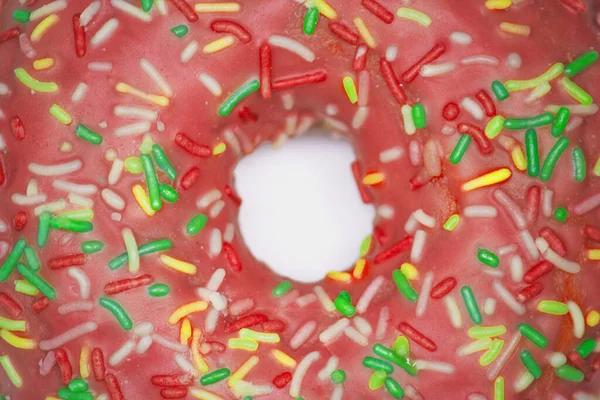 Roter Donut von oben. Weißer Hintergrund Kopierraum — Stockfoto