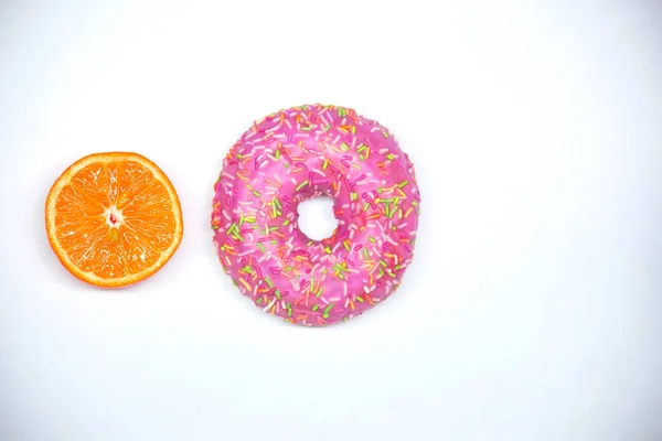 Donut roxo, vista superior laranja vermelha. Espaço de cópia de fundo branco — Fotografia de Stock