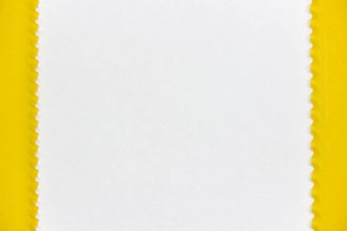 Beyaz arkaplan fotokopi uzayı üzerinde birden fazla ham lazanya parçasının üst görünümü