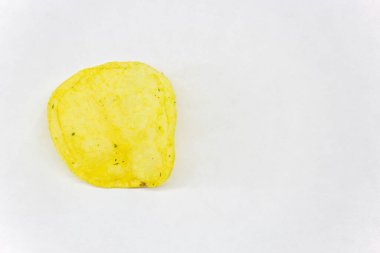 Patates cipsi beyaz arkaplan kopyalama alanında izole edildi