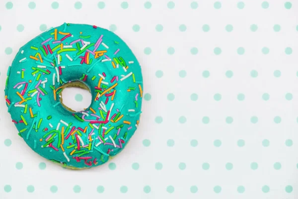 Beyaz turkuaz arka planda jöleli turkuaz donut.