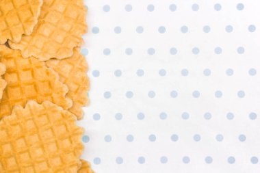 Beyaz turkuaz arka plan kopyalama alanı üzerinde fırınlanmış yuvarlak waffle 'lar