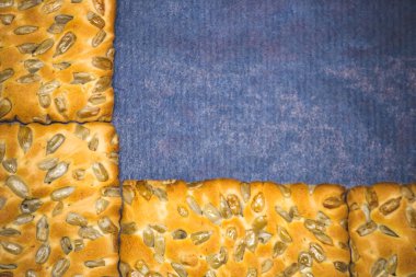 Koyu mavi arkaplan kopyalama alanı üzerinde dikdörtgen kurabiyeler