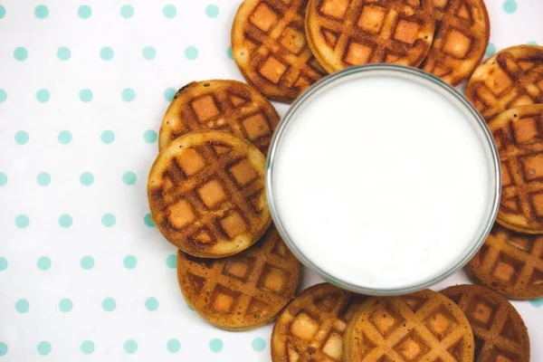 Waffles com leite em um espaço de cópia de fundo branco-turquesa — Fotografia de Stock